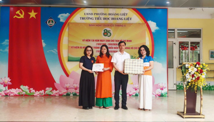Sôi nổi các hoạt động chào mừng kỉ niệm 85 năm ngày thành lập đội TNTP Hồ Chí Minh (15/5/1941 – 15/5/2026) và kết nạp Đội viên mới. Trao giải cuộc thi “Ham đọc sách” cho học sinh Trường Tiểu học Hoàng Liệt. - Ảnh 3.