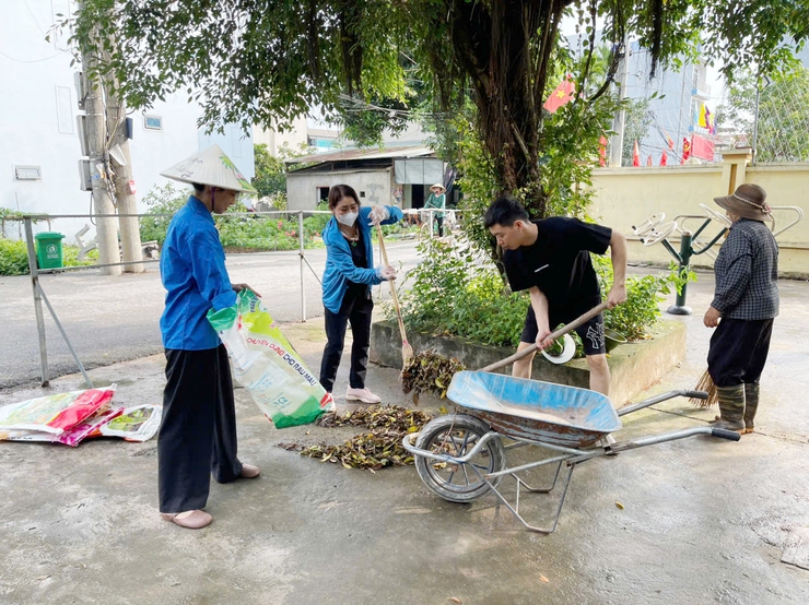 Tổ dân phố 16, 17 đồng loạt ra quân tổng dọn vệ sinh môi trường trên địa bàn khu dân cư- Ảnh 4.