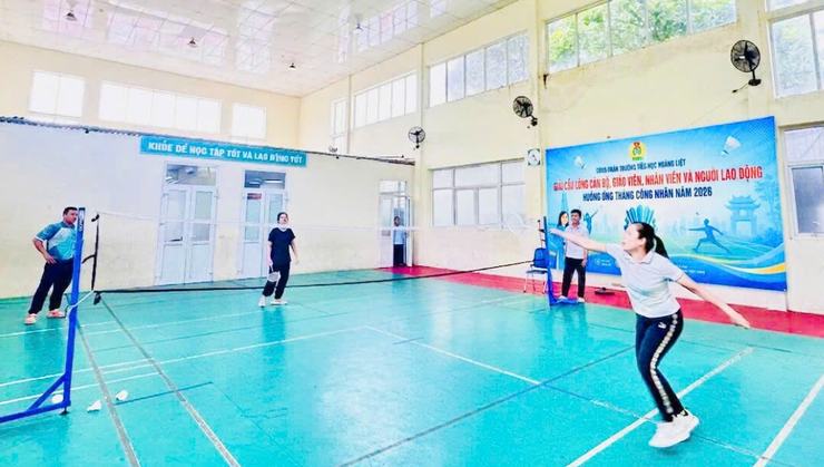 Sôi nổi Giải Cầu lông dành cho cán bộ, giáo viên, nhân viên và người lao động trường Tiểu học Hoàng Liệt - hưởng ứng Tháng Công nhân năm 2026- Ảnh 4.