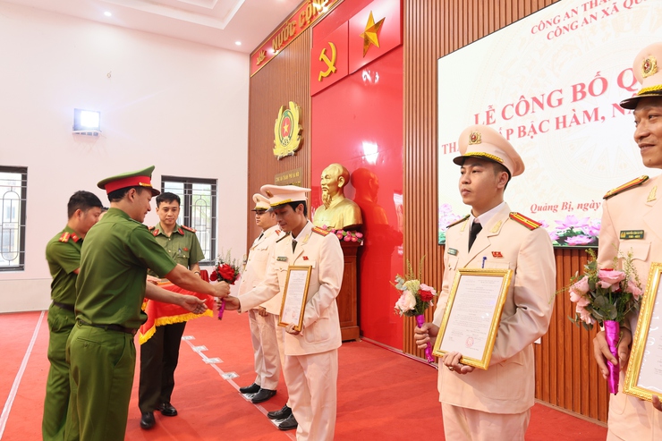 Công an xã Quảng Bị công bố Quyết định thăng cấp bậc hàm, nâng lương năm 2026 và tuyển chọn lao động hợp đồng trong CAND- Ảnh 2.