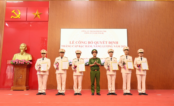 Công an xã Quảng Bị công bố Quyết định thăng cấp bậc hàm, nâng lương năm 2026 và tuyển chọn lao động hợp đồng trong CAND- Ảnh 3.