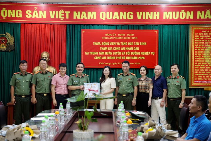 Ấm áp chương trình thăm hỏi, động viên tân binh lực lượng Công an nhân dân năm 2026- Ảnh 1.
