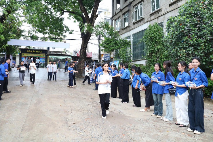 Tuổi trẻ xã Quảng Bị tếp sức mùa thi tuyển sinh vào lớp 10 THPT năm học 2025 -2026 tại điểm thi trường THPT Chúc Động- Ảnh 1.
