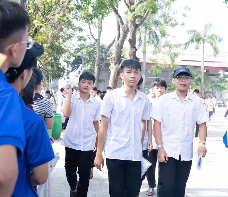 738 thí sinh hoàn thành ngày thi đầu tiên Kỳ thi tuyển sinh vào lớp 10 tại điểm thi THPT Trần Đăng Ninh- Ảnh 2.
