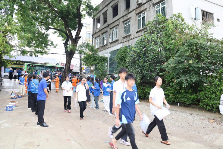 Tuổi trẻ xã Quảng Bị tếp sức mùa thi tuyển sinh vào lớp 10 THPT năm học 2025 -2026 tại điểm thi trường THPT Chúc Động- Ảnh 2.