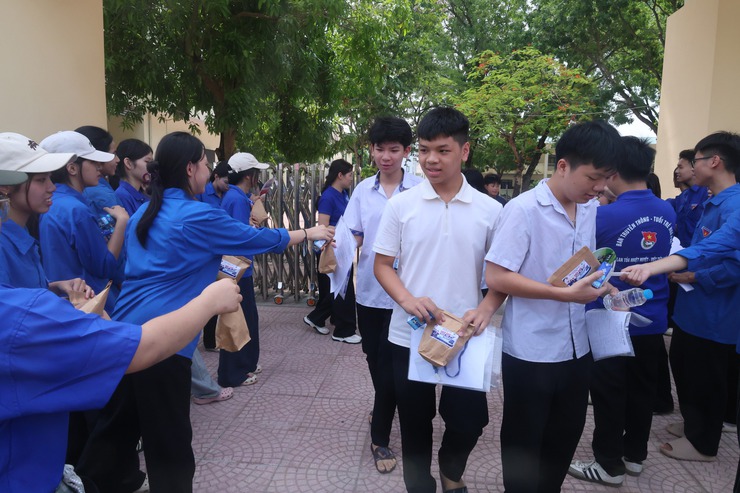 Phản ánh tại kỳ thi tuyển sinh vào 10 THPT tại điểm trường THPT Chương Mỹ B- Ảnh 2.