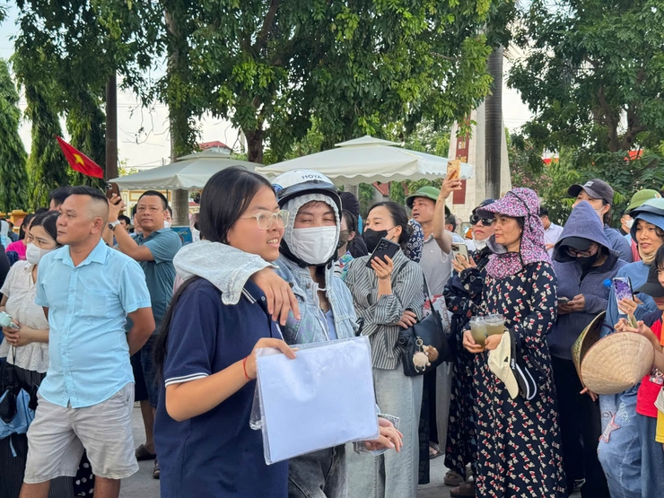 Ngày thi đầu tiên Kỳ thi tuyển sinh vào lớp 10 THPT năm học 2026-2027 trên địa bàn xã Nội Bài diễn ra an toàn, nghiêm túc- Ảnh 6.