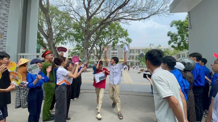 Ngày thi đầu tiên Kỳ thi tuyển sinh vào lớp 10 THPT năm học 2026-2027 trên địa bàn xã Nội Bài diễn ra an toàn, nghiêm túc- Ảnh 7.