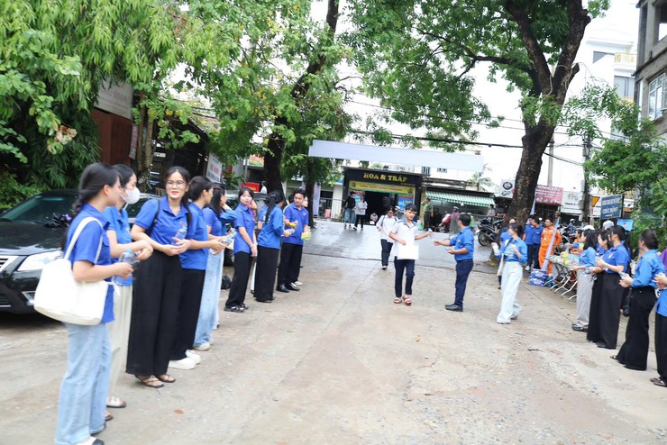 Tuổi trẻ xã Quảng Bị tếp sức mùa thi tuyển sinh vào lớp 10 THPT năm học 2025 -2026 tại điểm thi trường THPT Chúc Động- Ảnh 3.