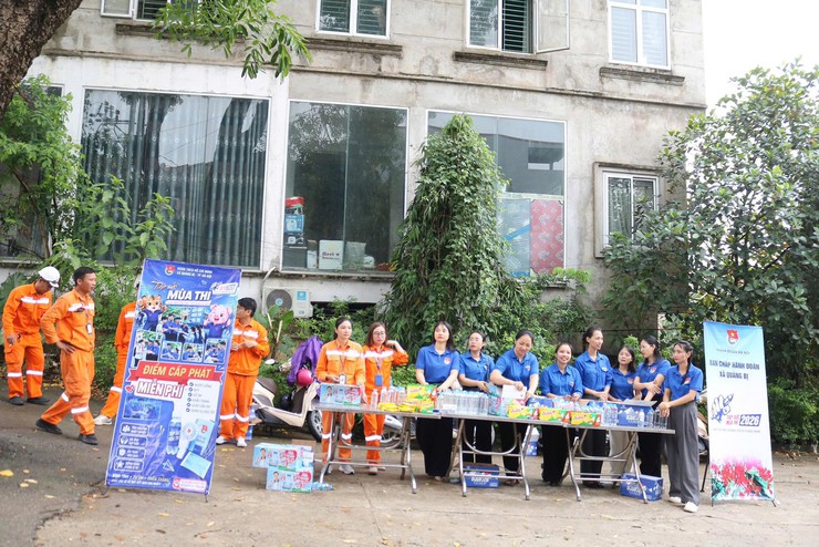 Tuổi trẻ xã Quảng Bị tếp sức mùa thi tuyển sinh vào lớp 10 THPT năm học 2025 -2026 tại điểm thi trường THPT Chúc Động- Ảnh 7.