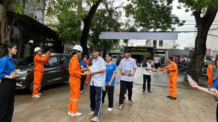 Tuổi trẻ xã Quảng Bị tếp sức mùa thi tuyển sinh vào lớp 10 THPT năm học 2025 -2026 tại điểm thi trường THPT Chúc Động- Ảnh 5.