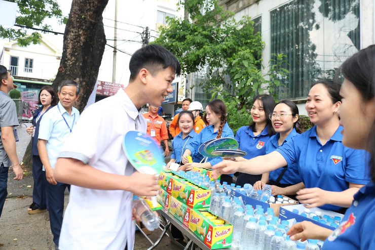 Tuổi trẻ xã Quảng Bị tếp sức mùa thi tuyển sinh vào lớp 10 THPT năm học 2025 -2026 tại điểm thi trường THPT Chúc Động- Ảnh 6.