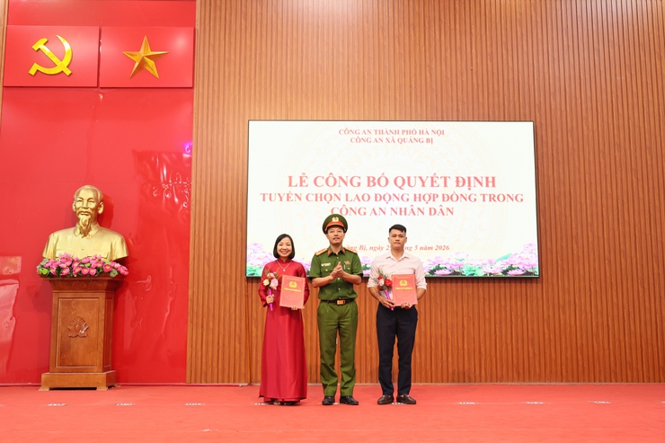 Công an xã Quảng Bị công bố Quyết định thăng cấp bậc hàm, nâng lương năm 2026 và tuyển chọn lao động hợp đồng trong CAND- Ảnh 5.