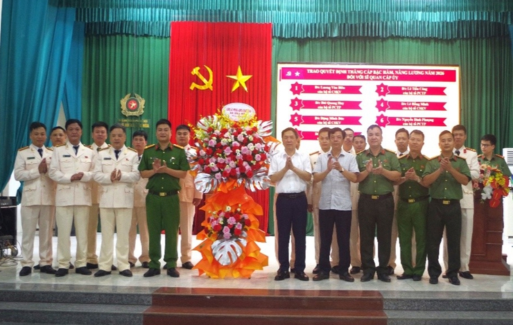 CÔNG AN XÃ ỨNG HÒA TỔ CHỨC LỄ CÔNG BỐ QUYẾT ĐỊNH THĂNG CẤP BẬC HÀM, NÂNG BẬC LƯƠNG NĂM 2026.- Ảnh 1.