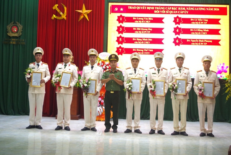 CÔNG AN XÃ ỨNG HÒA TỔ CHỨC LỄ CÔNG BỐ QUYẾT ĐỊNH THĂNG CẤP BẬC HÀM, NÂNG BẬC LƯƠNG NĂM 2026.- Ảnh 3.