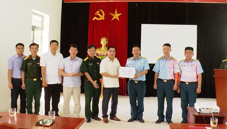 LÃNH ĐẠO XÃ ỨNG HÒA THĂM, ĐỘNG VIÊN TÂN BINH TẠI CÁC ĐƠN VỊ HUẤN LUYỆN.- Ảnh 1.
