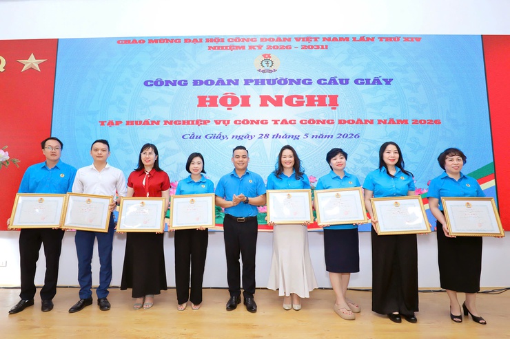 Công đoàn phường Cầu Giấy tổ chức hội nghị khen thưởng các tập thể, cá nhân có thành tích xuất sắc trong phong trào thi đua năm 2025- Ảnh 3.