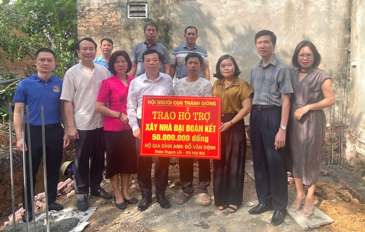 HỘI NGƯỜI CON THÁNH GIÓNG TRAO HỖ TRỢ 50 TRIỆU ĐỒNG XÂY DỰNG NHÀ ĐẠI ĐOÀN KẾT CHO HỘ CẬN NGHÈO THÔN THẠCH LỖI, XÃ NỘI BÀI- Ảnh 1.