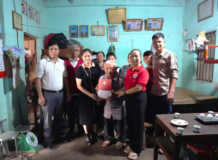 PHƯỜNG SƠN TÂY TRAO HỖ TRỢ SINH KẾ BỀN VỮNG CHO 4 HỘ GIA ĐÌNH CÓ HOÀN CẢNH KHÓ KHĂN- Ảnh 1.