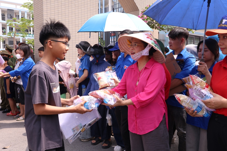 30 tình nguyện viên ra quân “Tiếp sức mùa thi”. Đồng hành cùng thí sinh trong kỳ thi vào lớp 10- Ảnh 1.