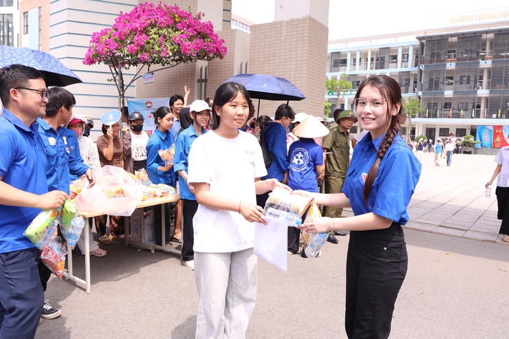 30 tình nguyện viên ra quân “Tiếp sức mùa thi”. Đồng hành cùng thí sinh trong kỳ thi vào lớp 10- Ảnh 3.