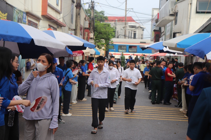 Ngày đầu kỳ thi tuyển sinh vào lớp 10 tại điểm thi Trường THPT Phú Xuyên A diễn ra an toàn, đúng quy chế- Ảnh 1.