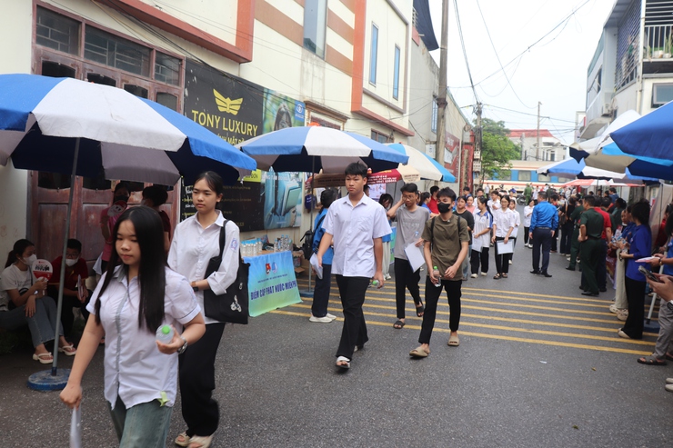 Ngày đầu kỳ thi tuyển sinh vào lớp 10 tại điểm thi Trường THPT Phú Xuyên A diễn ra an toàn, đúng quy chế- Ảnh 2.