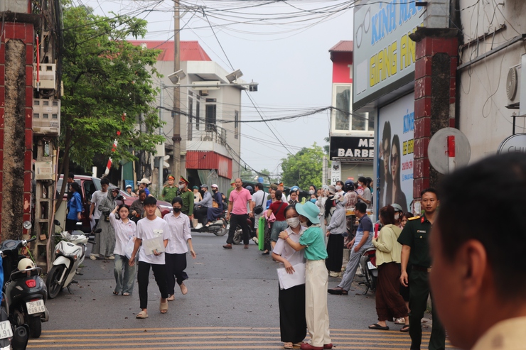 Ngày đầu kỳ thi tuyển sinh vào lớp 10 tại điểm thi Trường THPT Phú Xuyên A diễn ra an toàn, đúng quy chế- Ảnh 6.