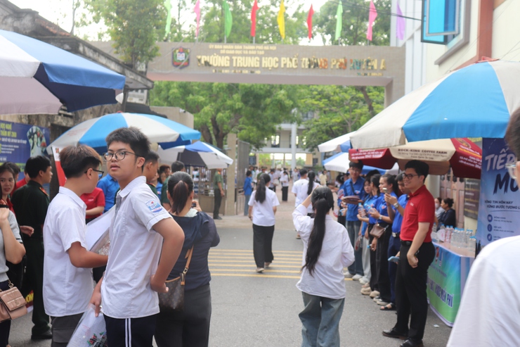 Ngày đầu kỳ thi tuyển sinh vào lớp 10 tại điểm thi Trường THPT Phú Xuyên A diễn ra an toàn, đúng quy chế- Ảnh 3.