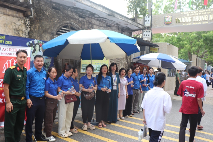 Ngày đầu kỳ thi tuyển sinh vào lớp 10 tại điểm thi Trường THPT Phú Xuyên A diễn ra an toàn, đúng quy chế- Ảnh 7.
