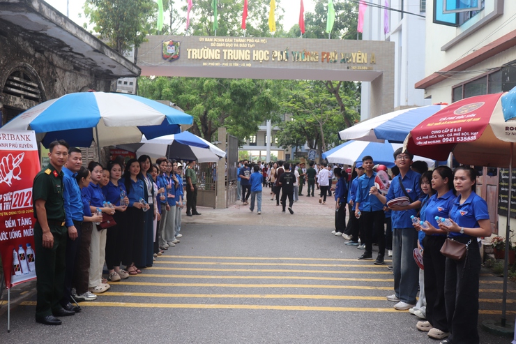 Ngày đầu kỳ thi tuyển sinh vào lớp 10 tại điểm thi Trường THPT Phú Xuyên A diễn ra an toàn, đúng quy chế- Ảnh 8.