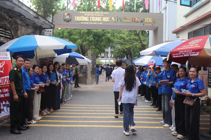 Ngày đầu kỳ thi tuyển sinh vào lớp 10 tại điểm thi Trường THPT Phú Xuyên A diễn ra an toàn, đúng quy chế- Ảnh 9.