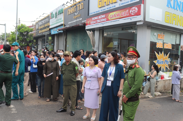 Ngày đầu kỳ thi tuyển sinh vào lớp 10 tại điểm thi Trường THPT Phú Xuyên A diễn ra an toàn, đúng quy chế- Ảnh 11.