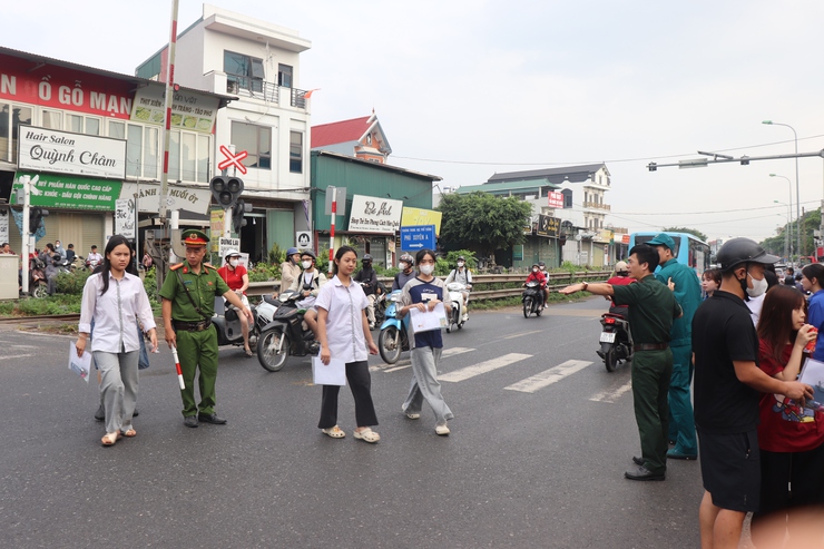 Ngày đầu kỳ thi tuyển sinh vào lớp 10 tại điểm thi Trường THPT Phú Xuyên A diễn ra an toàn, đúng quy chế- Ảnh 4.