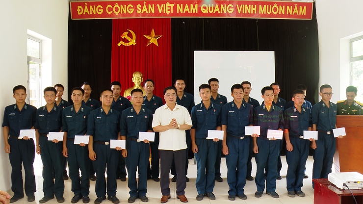 LÃNH ĐẠO XÃ ỨNG HÒA THĂM, ĐỘNG VIÊN TÂN BINH TẠI CÁC ĐƠN VỊ HUẤN LUYỆN.- Ảnh 6.
