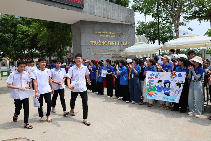 Xã Tiến Thắng: Không khí nghiêm túc, an toàn trong ngày thi đầu tiên tuyển sinh vào lớp 10 tại điểm thi Trường THPT Tự Lập- Ảnh 4.