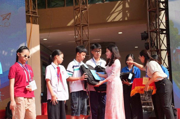 Phường Hai Bà Trưng tổ chức Chương trình “ Thắp sáng những ước mơ xanh”, phát động Tháng hành động vì trẻ em và khai mạc Hè năm 2026.- Ảnh 14.