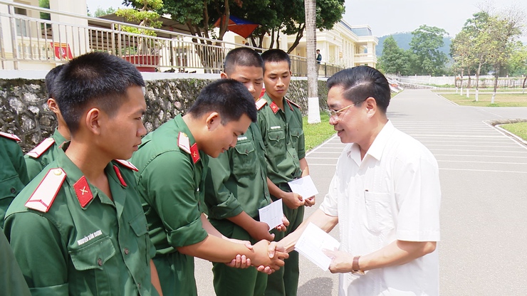 LÃNH ĐẠO XÃ ỨNG HÒA THĂM, ĐỘNG VIÊN TÂN BINH TẠI CÁC ĐƠN VỊ HUẤN LUYỆN.- Ảnh 5.