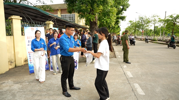 Đoàn thanh niên xã Dương Hoà triển khai chương trình “tiếp sức mùa thi” kỳ thi vào lớp 10 năm 2026- Ảnh 5.