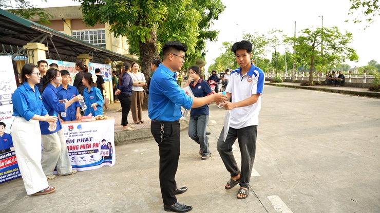 Đoàn thanh niên xã Dương Hoà triển khai chương trình “tiếp sức mùa thi” kỳ thi vào lớp 10 năm 2026- Ảnh 6.