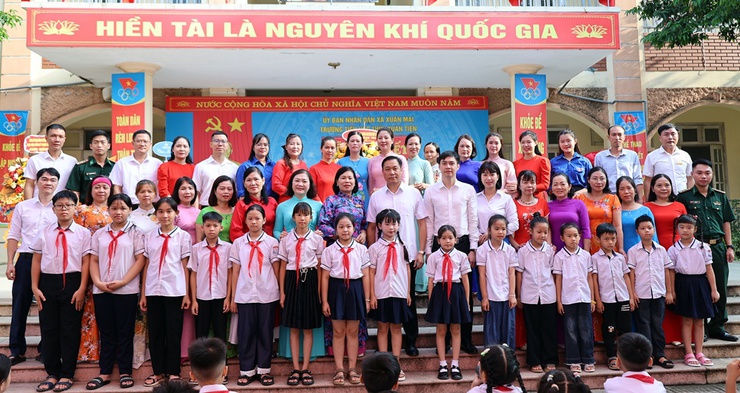 Đồng chí Chủ tịch UBND xã Nguyễn Anh Đức tặng hoa chúc mừng thầy và trò trường Tiểu học Thủy Xuân Tiên trong lễ tổng kết năm học 2025 - 2026- Ảnh 5.