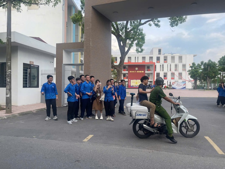 ĐOÀN TNCS HỒ CHÍ MINH XÃ THANH TRÌ TIẾP SỨC MÙA THI TUYỂN SINH VÀO LỚP 10 NĂM HỌC 2026 – 2027- Ảnh 3.
