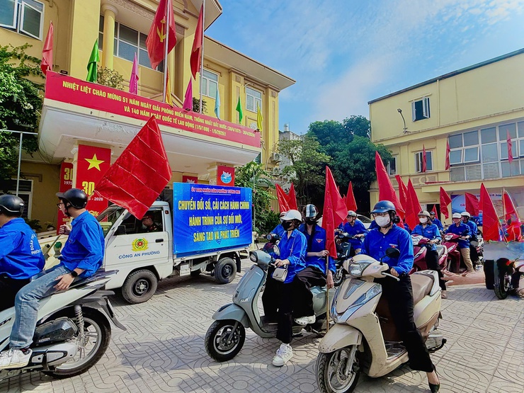 UBND phường Tương Mai tổ chức đoàn xe tuyên truyền lưu động Về công tác cải cách hành chính, chuyển đổi số trên địa bàn Phường 

- Ảnh 6.