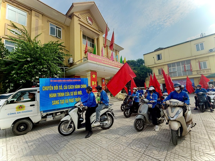 UBND phường Tương Mai tổ chức đoàn xe tuyên truyền lưu động Về công tác cải cách hành chính, chuyển đổi số trên địa bàn Phường 

- Ảnh 4.