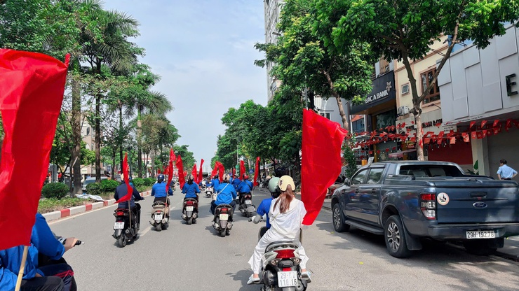 UBND phường Tương Mai tổ chức đoàn xe tuyên truyền lưu động Về công tác cải cách hành chính, chuyển đổi số trên địa bàn Phường 

- Ảnh 13.