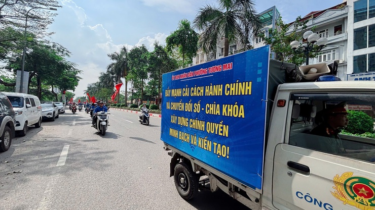 UBND phường Tương Mai tổ chức đoàn xe tuyên truyền lưu động Về công tác cải cách hành chính, chuyển đổi số trên địa bàn Phường 

- Ảnh 7.