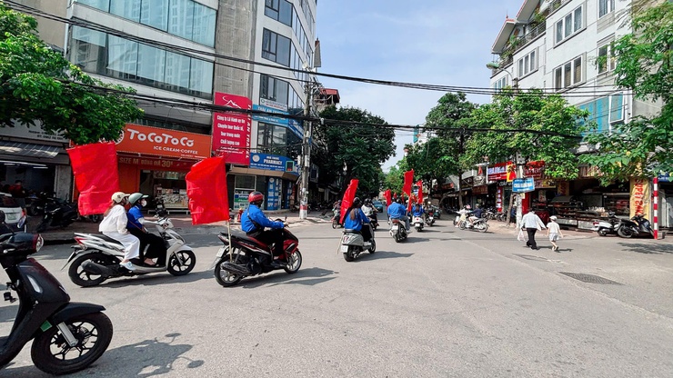 UBND phường Tương Mai tổ chức đoàn xe tuyên truyền lưu động Về công tác cải cách hành chính, chuyển đổi số trên địa bàn Phường 

- Ảnh 11.