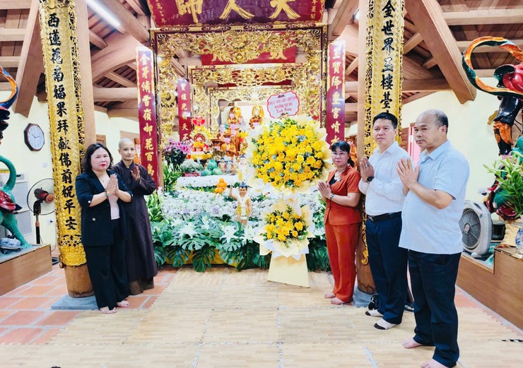 Lãnh đạo phường Tây Mỗ thăm, chúc mừng các chùa nhân dịp đại lễ Phật đản (Phật lịch 2570 - Dương lịch 2026)- Ảnh 4.