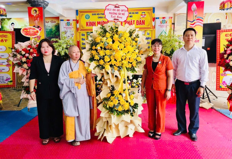 Lãnh đạo phường Tây Mỗ thăm, chúc mừng các chùa nhân dịp đại lễ Phật đản (Phật lịch 2570 - Dương lịch 2026)- Ảnh 3.