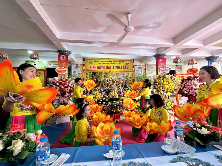 Lãnh đạo phường Tây Mỗ thăm, chúc mừng các chùa nhân dịp đại lễ Phật đản (Phật lịch 2570 - Dương lịch 2026)- Ảnh 1.